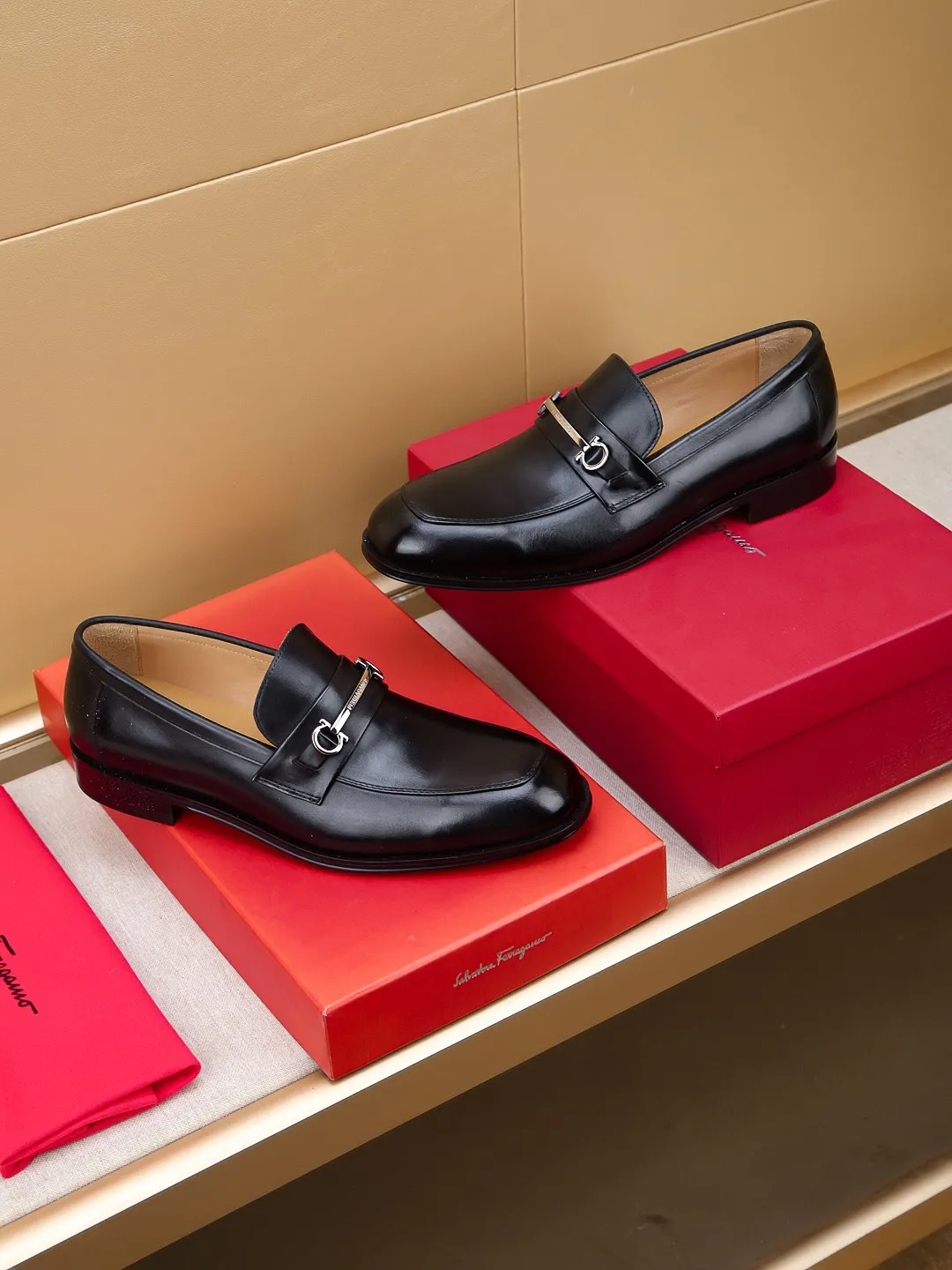 Men's shoes 💰460 🕷🕷🐂【Ferragamo】Ferragamo Popular fashionable leather shoes🇨🇳Official website counter 1:1 production, original mold opening💯Good quality can be seen, imported high-end first-layer waxed calfskin, water-dyed🐂leather lining🌿very clear texture, high-quality waterproof, non-slip and wear-resistant outsole🎋high quality and low price, truly handmade🍓colors available! Code number 39-44......(38.45.46.47 customized)